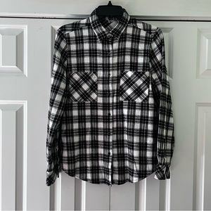 ⭐️ Rip Curl Black and White Casual Button Down Shirt